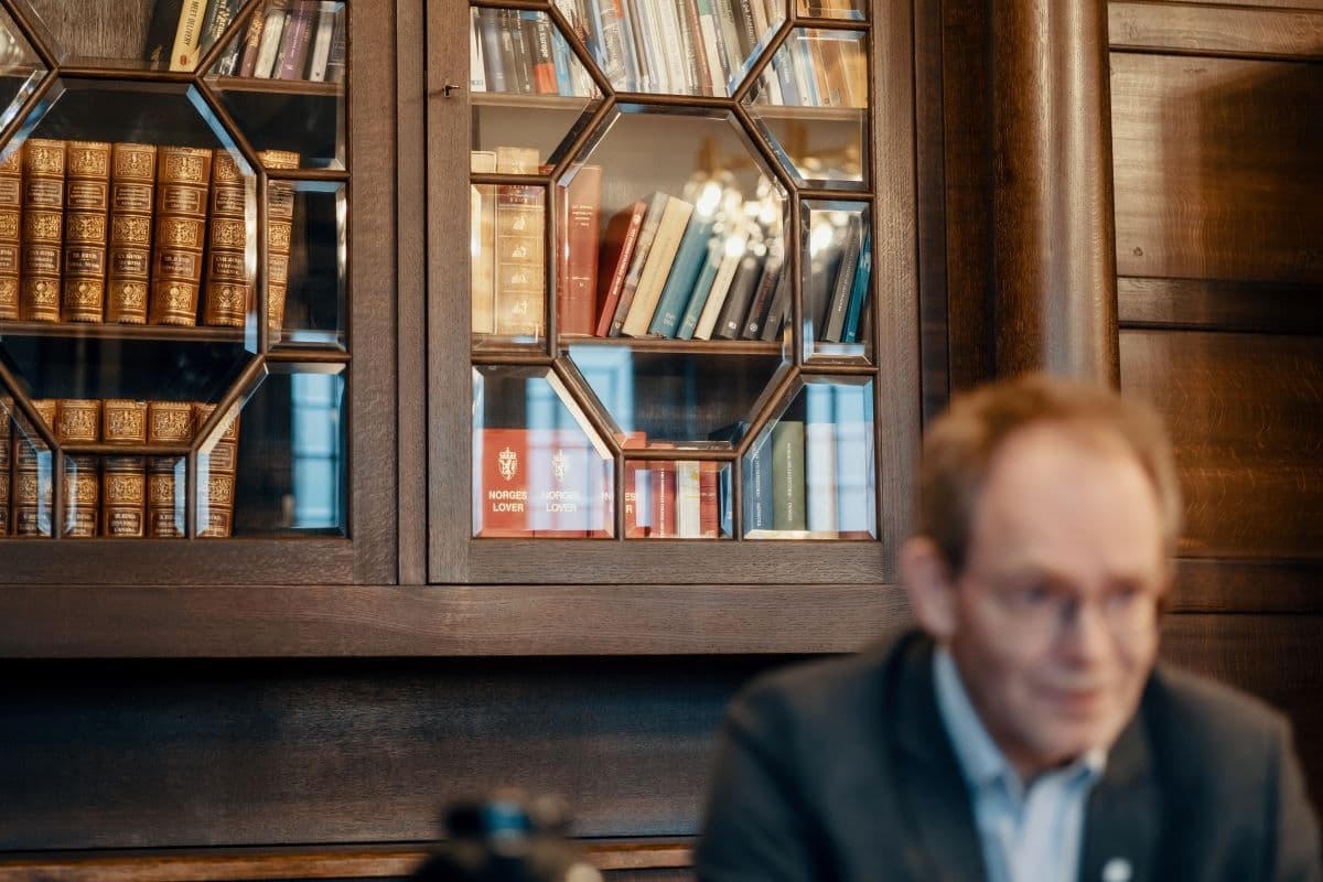 Mann forran bokhylle